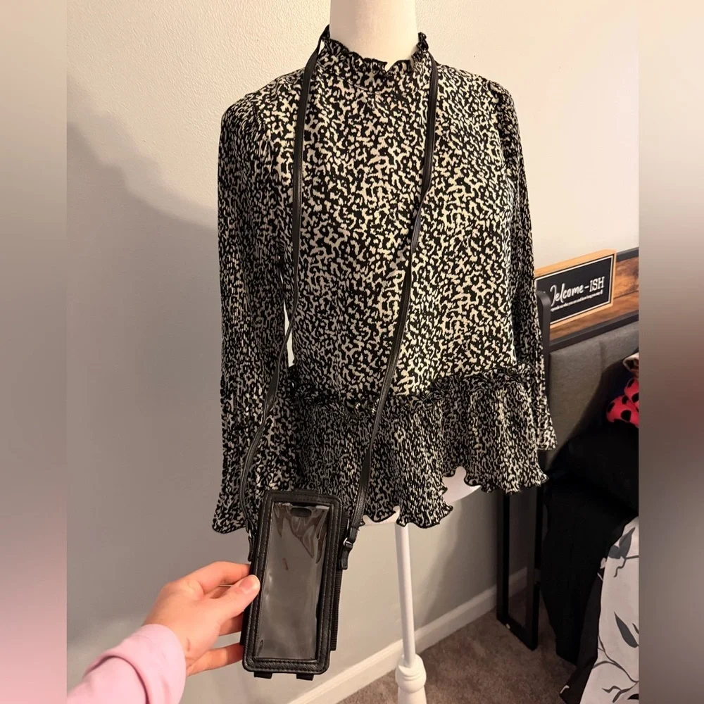 Kenneth Cole Reaction Black Crossbody Phone Bag - Picture 4 of 5